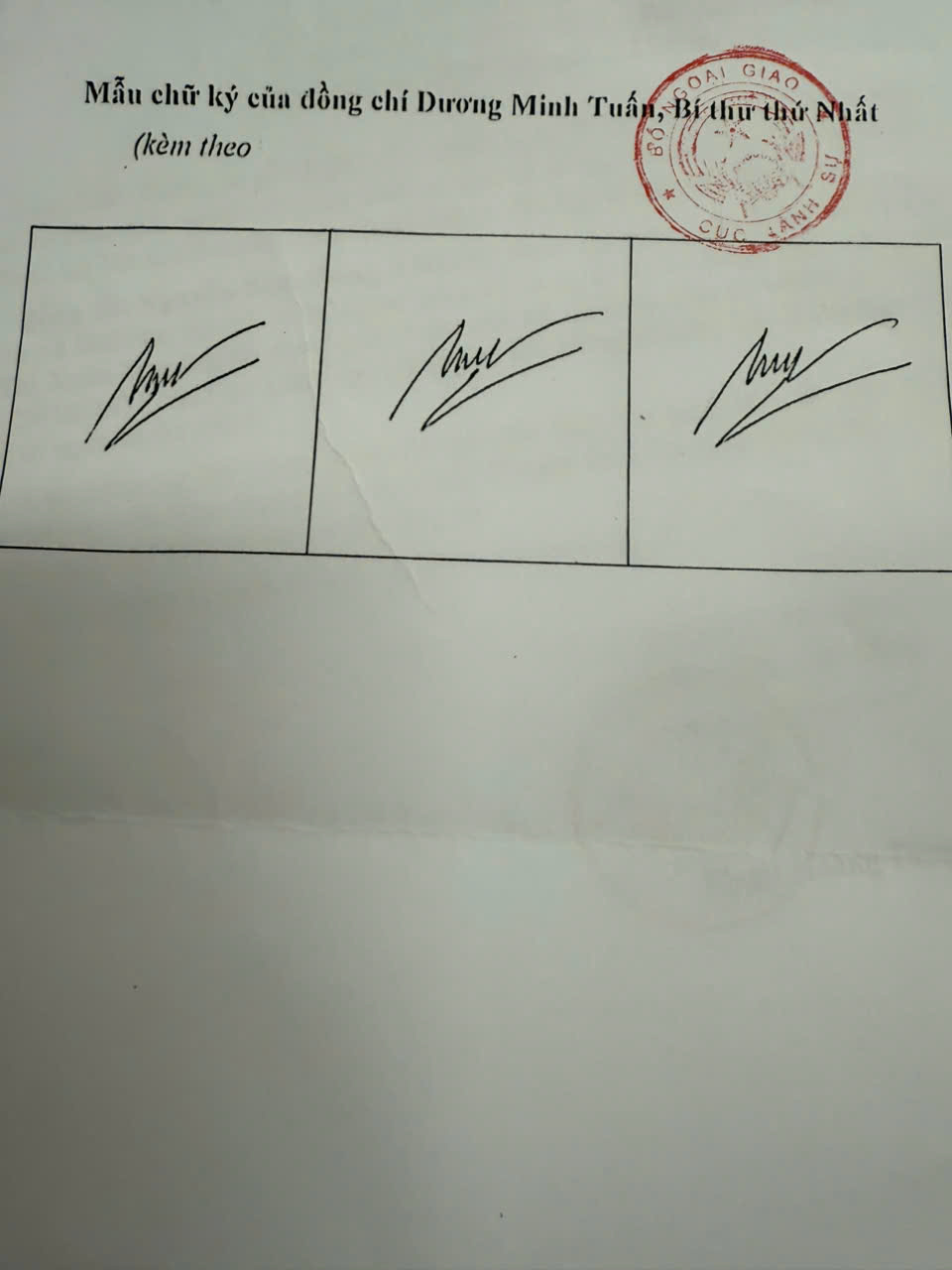 Thông báo chữ ký lãnh sự của đồng chí Dương Minh Tuấn, Bí thư thứ Nhất, Đại sứ quán Việt Nam tại Nigeria